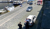 Z Vltavy vytáhli divnou věc, lekli se a hodili ji zpět. Co objevili policisté?