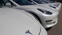Jak velkým problémem je pro elektromobily mráz? Tesla už dostala obří pokutu