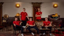 Fotbalová repre představila nové dresy pro baráž: Inspirace slavným turnajem