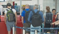 EU chce batohy v letadlech bez poplatků. Zdraží to letenky, namítají aerolinky