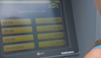 Jak vybírat na dovolené peníze, aby vás bankomat neobral? RADY