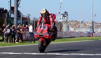 Martín chyboval a litoval. Sprint MotoGP v Misanu vyhrál domácí jezdec