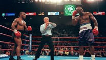 Mike Tyson prodává bonbóny ve tvaru ukousnutého ucha bývalého rivala