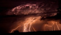 Žene se rozsáhlá bouřková vlna. Meteorologové změnili výstrahu pro celé Česko