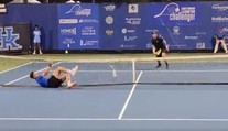 Tenista, jenž je noční můrou Lukáše Rosola, místo smeče málem zničil síť