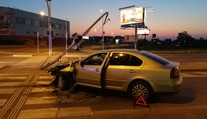 Auto porazilo semafor na rušné křižovatce! Provoz řídili policisté