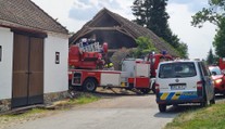 Náklaďák se na Rokycansku proboural do stodoly. Řidič na místě zemřel