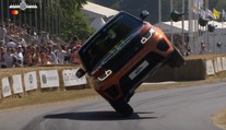 Neuvěřitelná jízda. Range Rover si dojel pro rekord na dvou kolech