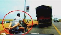 Sex na ulici: Milenci souložili za jízdy na motorce! VIDEO