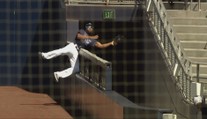 Parádní moment z MLB! Baseballista přeskočil plot a chytil dlouhý odpal