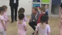 Princ Harry roky tajil skrytý talent! S dětmi si zatančil balet