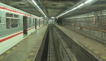 Chlapci měli hodit do kolejiště metra betonovou kouli. Nejezdilo hodinu a půl