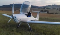 Pilot chtěl uvolnit místo druhému letadlu. Narazilo přímo do něj