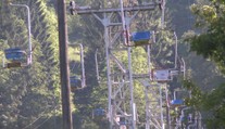 Paraglidista na horách spadl do elektrického vedení, zastavil lanovku plnou lidí