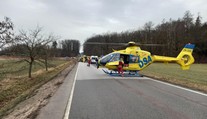 Čelní střet auta s dodávkou na Rychnovsku. Na místo letěl vrtulník