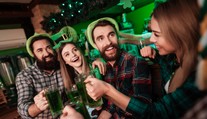 Zelené pivo a trojlístky: Česko se připojí k oslavám svatého Patrika!