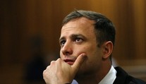 Nové důkazy: Pistorius nejdříve zbil přítelkyni pálkou, pak střílel