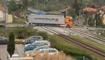 Řidiči kamionu projel spadlé závory na přejezdu. Pátrá po něm policie