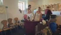 Lidé v Krušných horách vyrazili šlapat zelí. Nechyběly ani tradiční kroje a zpěv