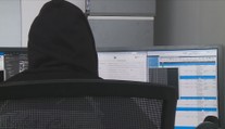 Policie varuje před extrémně nebezpečným podvodem. Češka naletěla, hrozí jí doživotí