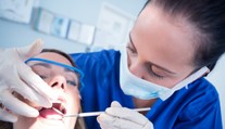Hrozivý zážitek z turecké kliniky. Žena má zničených 8 zubů a trápí ji bolesti