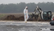 Silnici u Prahy zaplavila kyselina sírová. Dostala se i do půdy