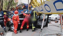 Štěstí v neštěstí! Zřícený jeřáb v centru Bukurešti zranil čtyři lidi