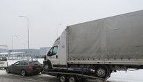 Tak tohle už je moc! Polák o tunu přetížil malý přívěs