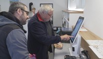 Obec zachraňuje samoobslužná prodejna. Nakupovat tam zvládají i důchodci