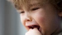 Maminka varuje před nebezpečnou rostlinou. Její syn musí na plastickou operaci