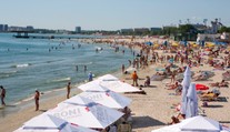 Pekelný závěr léta. Turisté kvůli hnijícím řasám nemohou do moře