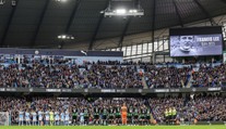Neúcta k zesnulé legendě. Fanoušci City uráželi Charltona, klub to chce řešit
