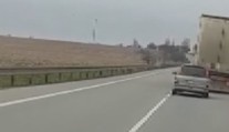 Kamera zachytila agresivního řidiče, manévrem ohrozil všechny okolo
