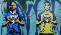 Umělec nakreslil na San Siro krvavého Ronalda i Neymara. Jeho dílo odstranili