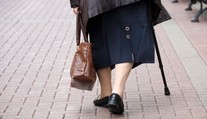 Teprve 15letý hoch přepadl v Klatovech seniorku. Zraněnou ji nechal na zemi