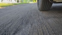 Ulice v Jihlavě nemá asfalt 10 let. Teď tam zpoplatnili parkování