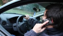 Telefonujte za jízdy bezpečně. Toto radí odborník