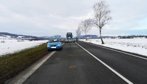 Neznámé auto srazilo a těžce zranilo muže na silnici. Policie hledá viníka