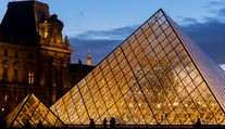 Zloději vyloupili Louvre. Muzeum je zavřené, vše šetří policie