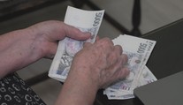 Důchodkyni měla zlodějka ukrást z kabelky stovky tisíc. Hned je začala utrácet