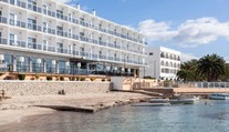 V hotelu na Ibize zemřel už čtvrtý host za tři měsíce. Mladík spadl z třetího patra