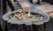 Lidé si stěžují na kouření před hospodami, se zákonem souhlasí