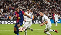 Šok pro fanoušky Barcelony a Realu? Ligové El Clásico se může hrát v Anglii