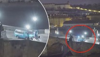 Karlův most blokují auta. Protest proti vládě má mít na svědomí youtuber