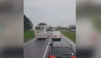 Řidič na Slovensku předjížděl přes plnou čáru, autobus se málem převrátil