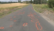 Najednou to jde? Posprejovanou silnici začali konečně opravovat