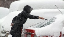 Čistíte auto od sněhu? Tato častá chyba se může zbytečně prodražit!