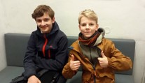 Kluci (13) našli v tramvaji batoh plný peněz. Vše poctivě předali strážníkům