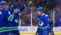 Chytil byl po prvním gólu za Canucks plný emocí. Přítomnost Hronka si chválí