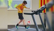 Borec na konec: Malý talent ukázal náročný dribling na běžícím páse!